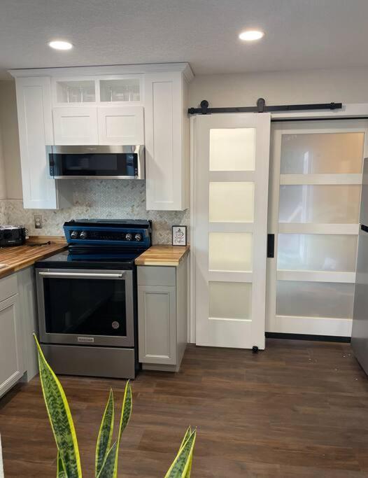 Shares Courtyard Luxury Apt - New! Rockledge Eksteriør billede